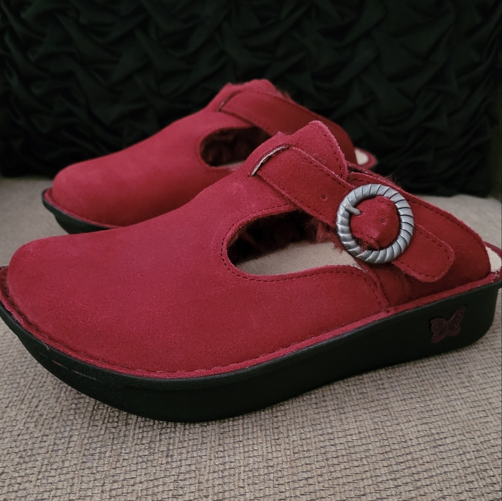 ALEGRIA BY PG LITE CLASSIC BURGUNDY SHEARLING CLOGS
